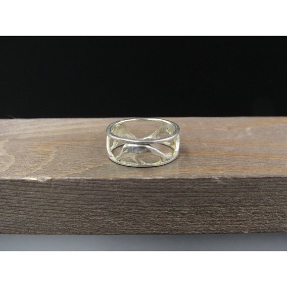 Size 7 Sterling Silver Wonderful Dolphin Band Ring - Picture 1 of 7